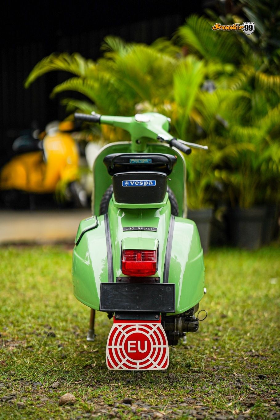 Vespa Super 150 Classic Green – side view